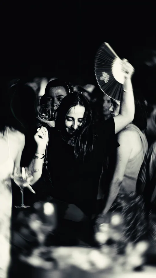 Aftermovie Summer Wine Party à la cave Borélis par HUMAN REC, ambiance de soirée en noir et blanc
