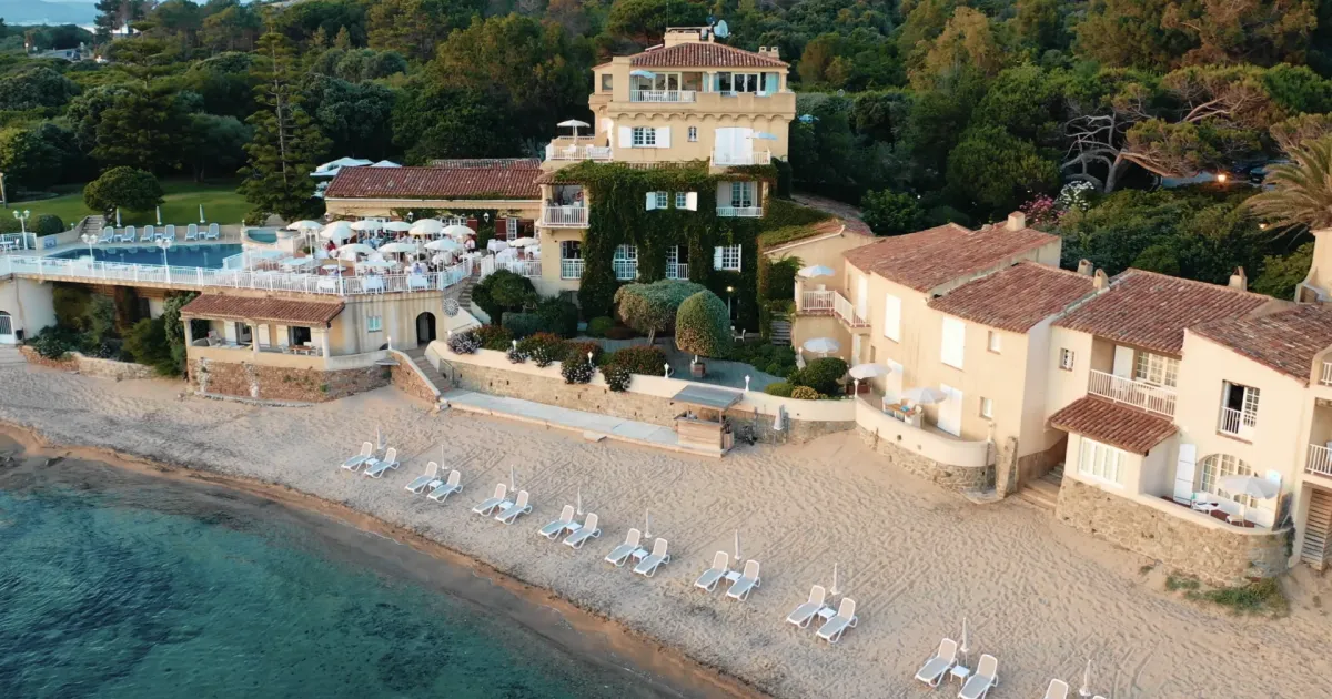 Hôtel avec piscine filmé par drone, vidéo promotionnelle hôtellerie par HUMAN REC