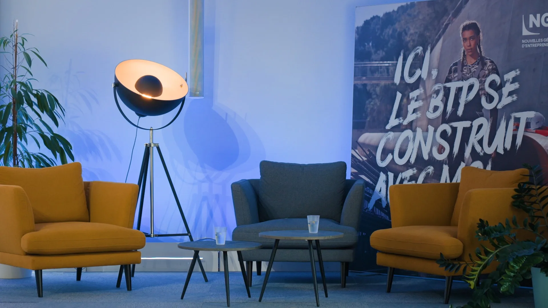 Plateau de captation filmé par HUMAN REC : trois fauteuils en plan large, éclairage de studio, décor de prise de parole en entreprise