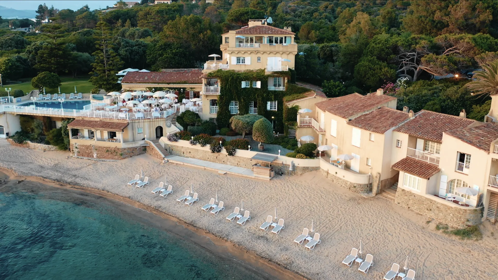 Captation par drone d'un hôtel en Provence - Vue aérienne par HUMAN REC, Avignon