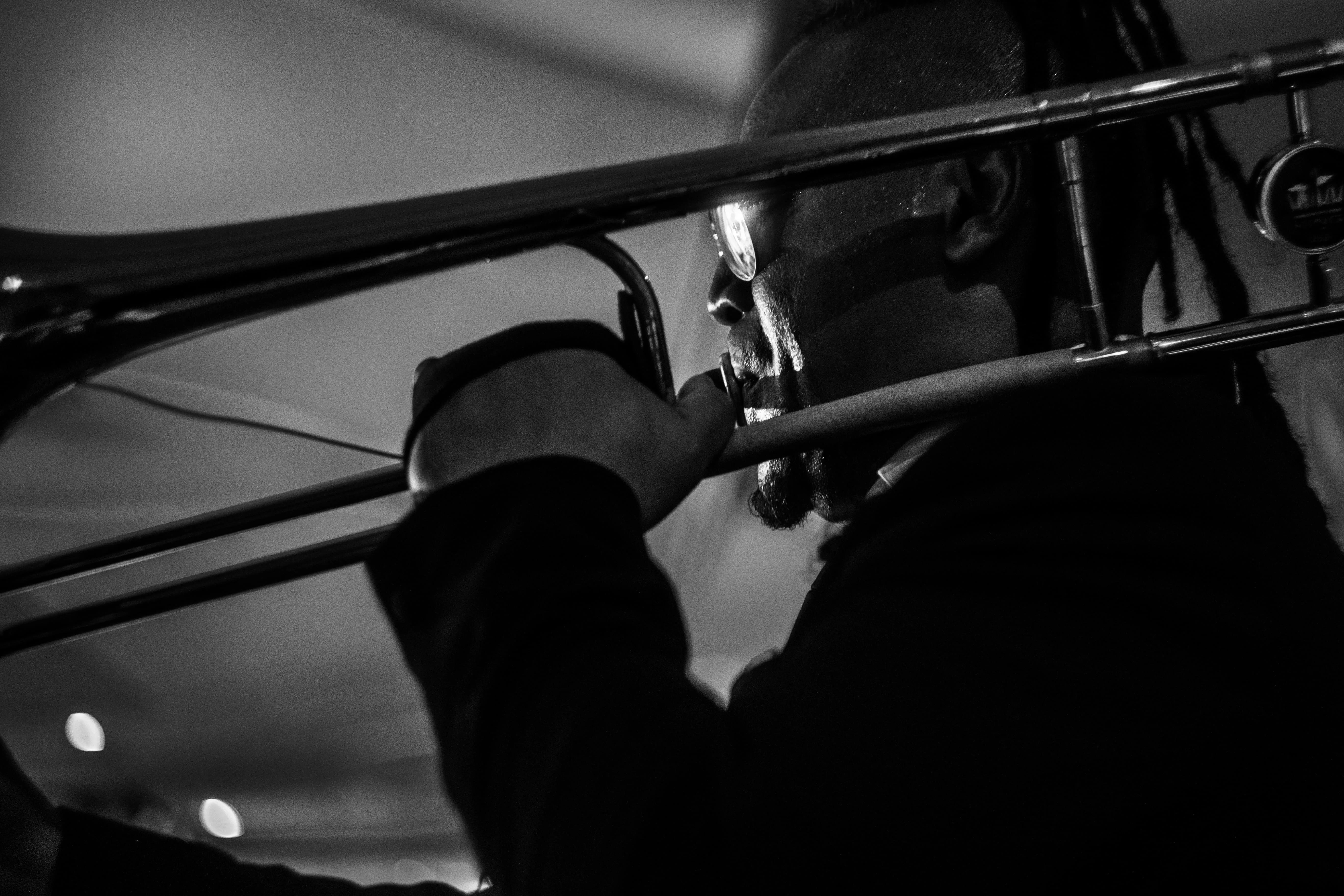 Concert WIB - Musicien en pleine performance sous spots colorés