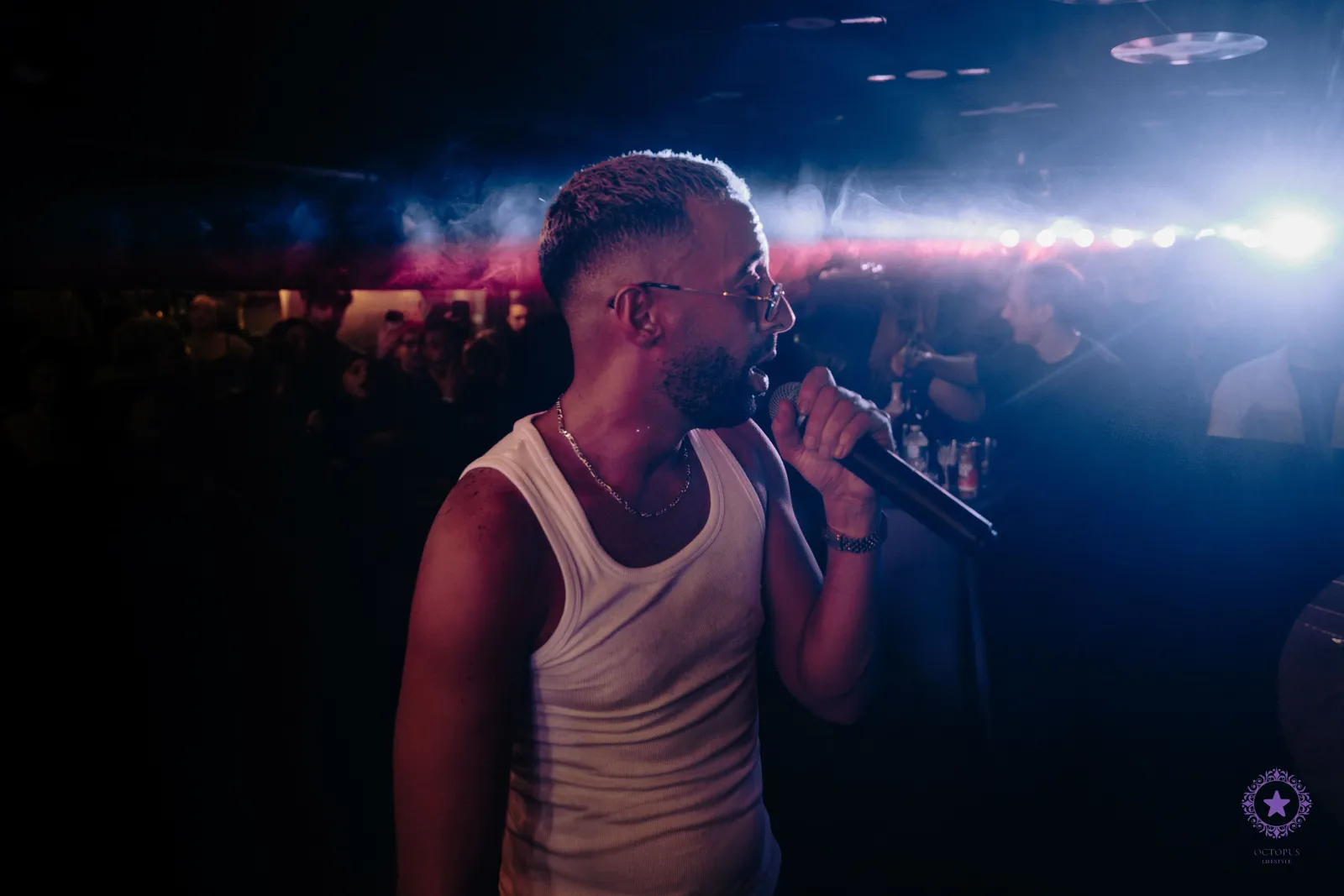 Concert NAPS - Rappeur en gros plan micro en main